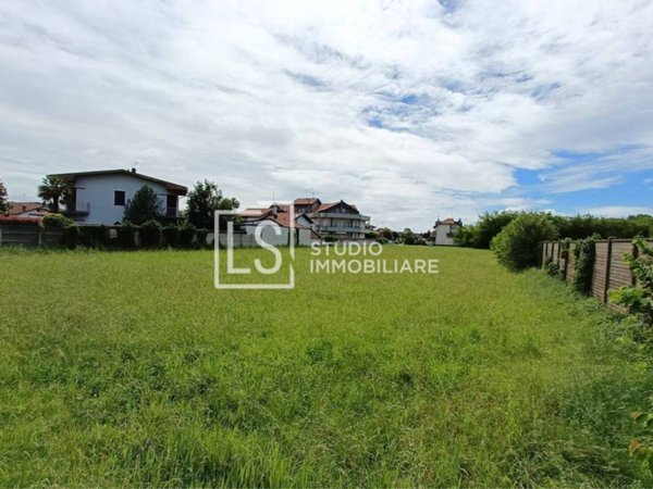 terreno edificabile in vendita ad Arconate