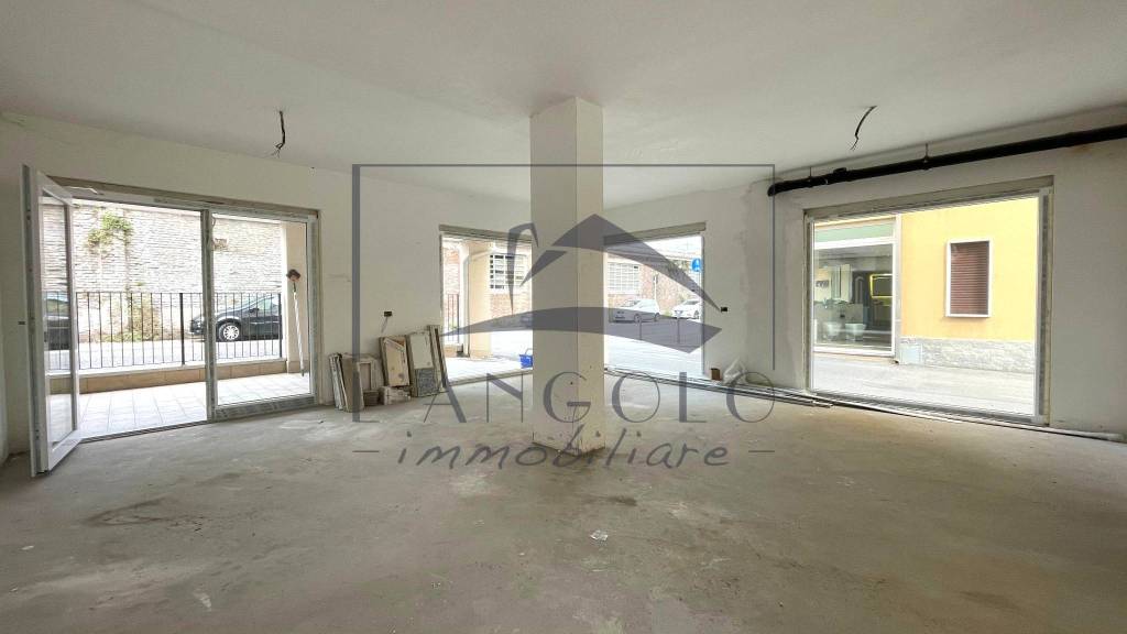 negozio in vendita ad Arconate