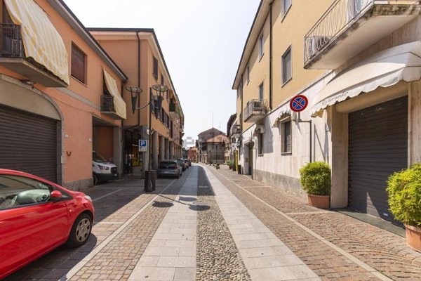 locale commerciale in vendita ad Arese