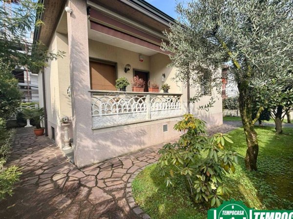 casa indipendente in vendita ad Arese