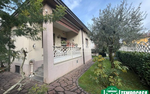 casa indipendente in vendita ad Arese