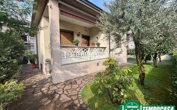 casa indipendente in vendita ad Arese