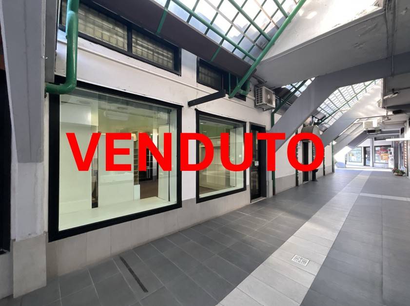 negozio in vendita ad Arese