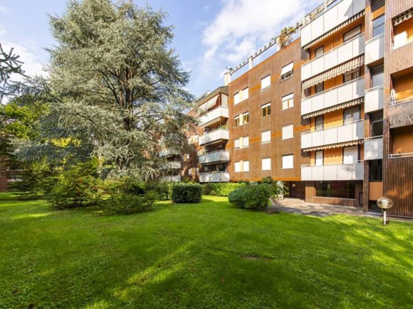 locale commerciale in vendita ad Arese