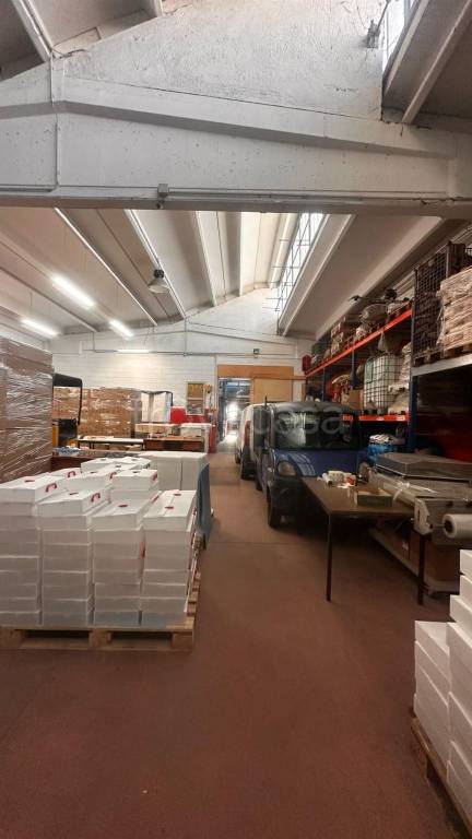 locale commerciale in vendita ad Arese