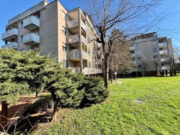 appartamento in vendita ad Arese in zona Valera
