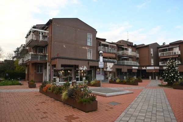 negozio in vendita ad Arese in zona Valera