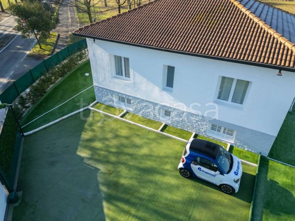 casa indipendente in vendita ad Arese in zona Valera