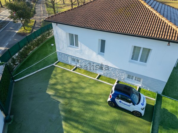 casa indipendente in vendita ad Arese in zona Valera