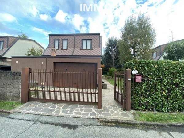 casa indipendente in vendita ad Arese in zona Valera