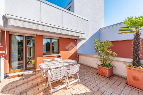 appartamento in vendita ad Arese in zona Valera