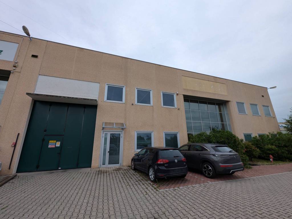locale commerciale in vendita ad Arese