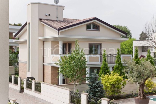 casa indipendente in vendita ad Arese in zona Valera