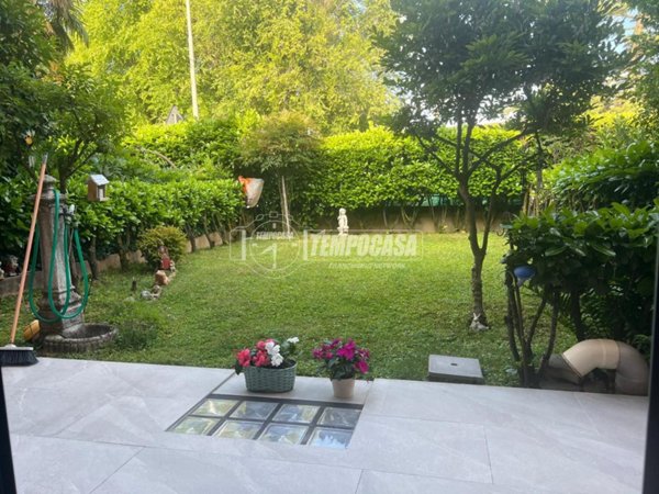 casa indipendente in vendita ad Arese in zona Valera