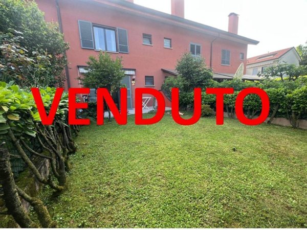 casa indipendente in vendita ad Arese in zona Valera