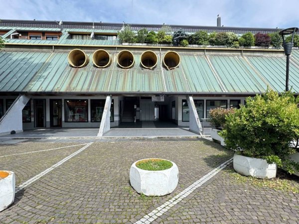 negozio in vendita ad Arese