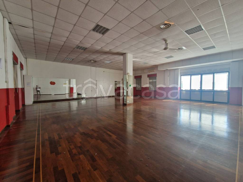 locale commerciale in vendita ad Arese
