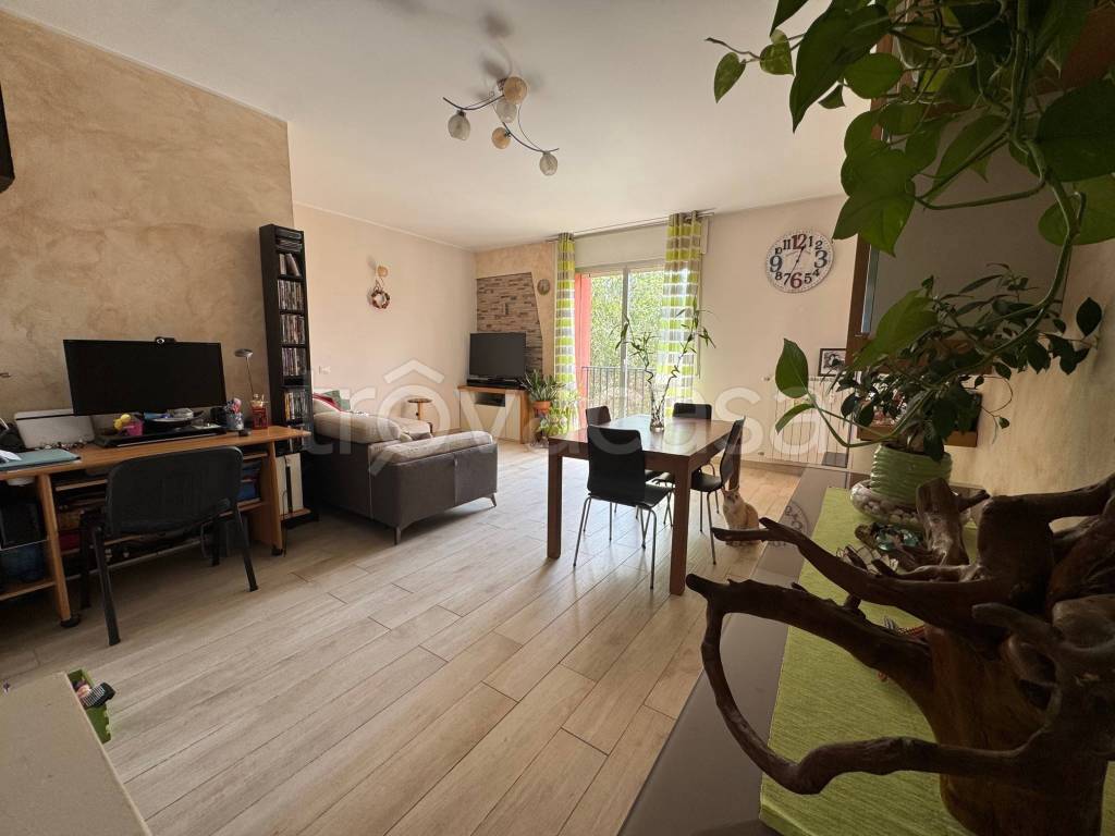 appartamento in vendita ad Arese in zona Valera