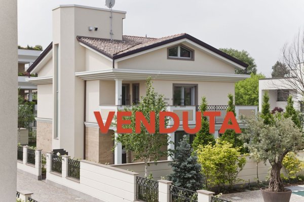 casa indipendente in vendita ad Arese