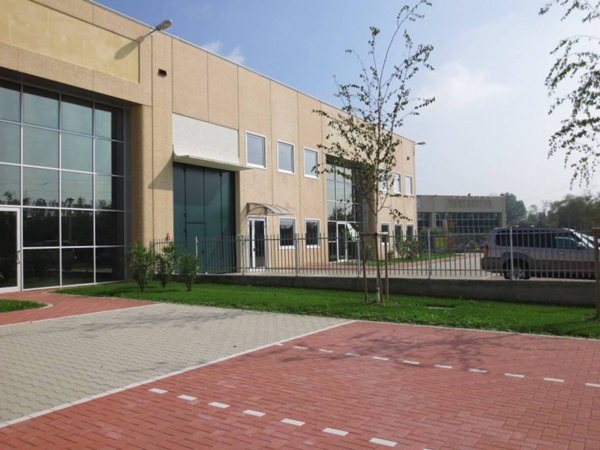 locale commerciale in vendita ad Arese