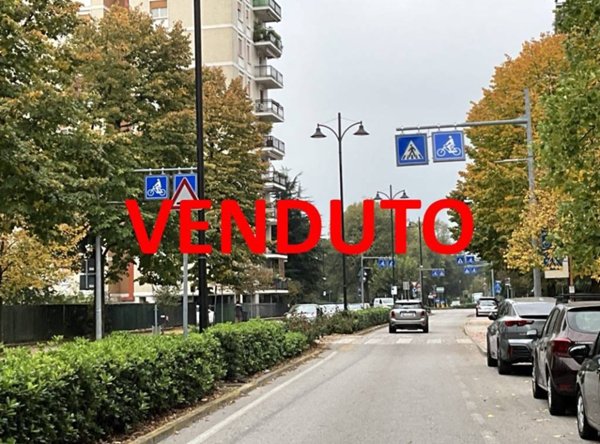 negozio in vendita ad Arese