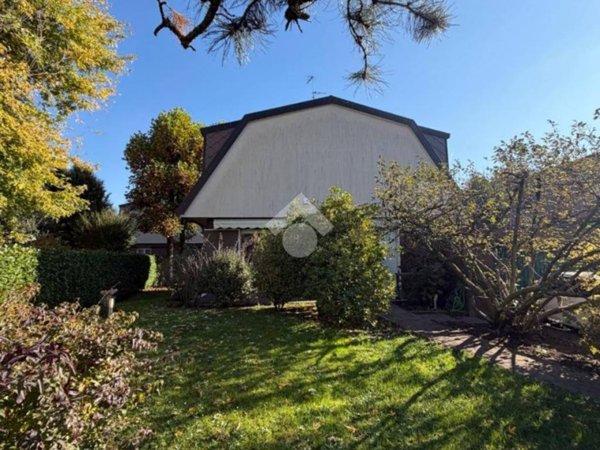 casa indipendente in vendita ad Arese