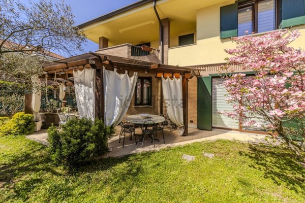 casa indipendente in vendita ad Arese