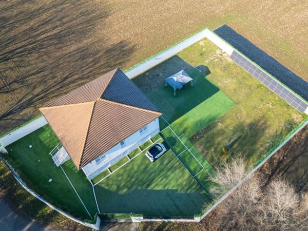 casa indipendente in vendita ad Arese in zona Valera