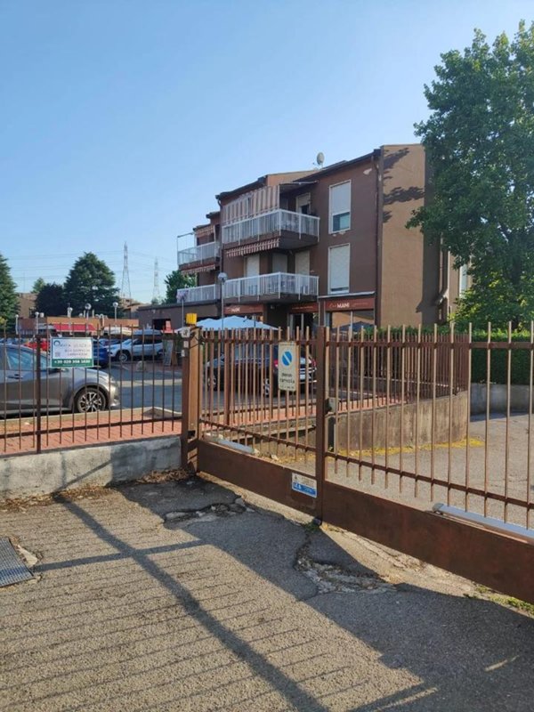 negozio in vendita ad Arese