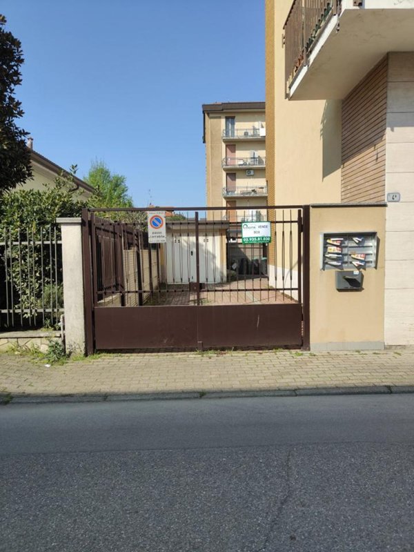 negozio in vendita ad Arese