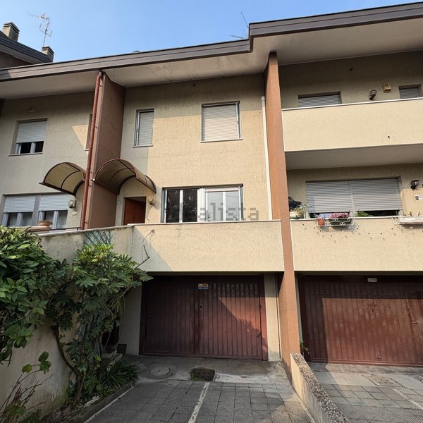 casa indipendente in vendita ad Arese