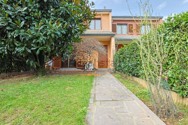 casa indipendente in vendita ad Arese