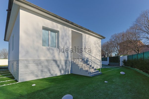 casa indipendente in vendita ad Arese in zona Valera