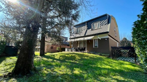 casa indipendente in vendita ad Arese