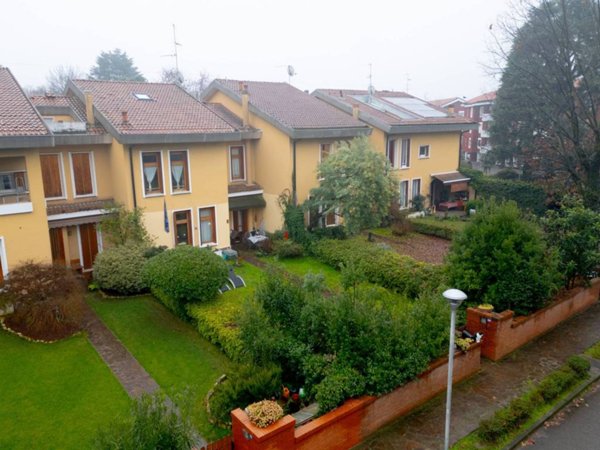 casa indipendente in vendita ad Arese in zona Valera