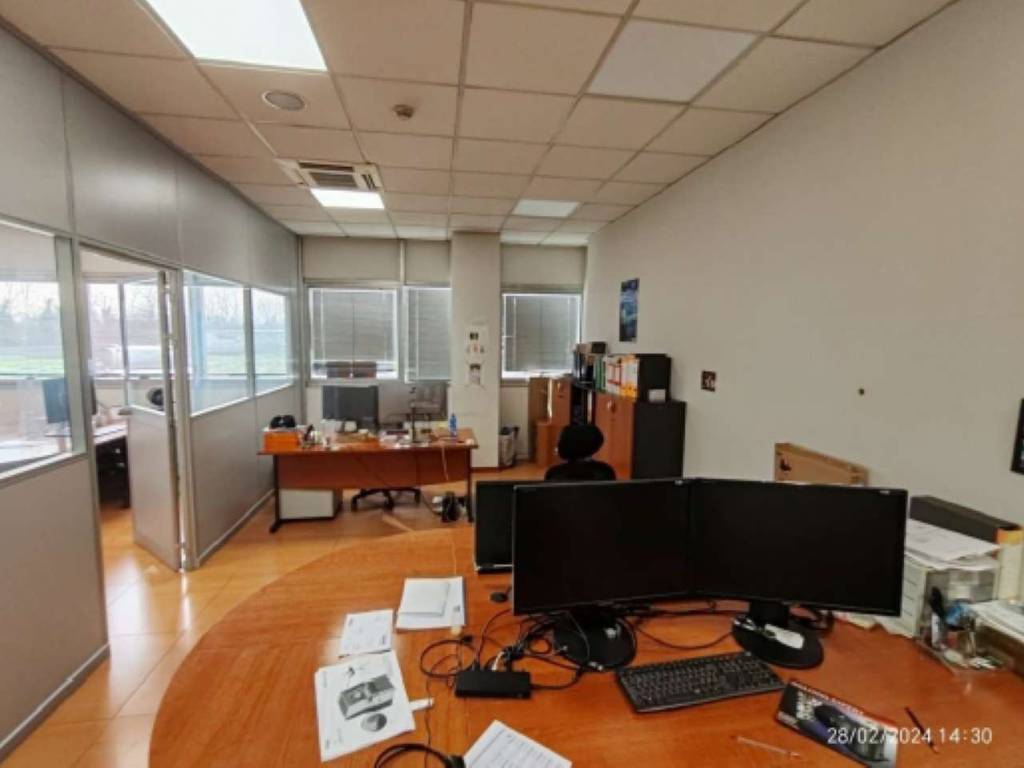 locale commerciale in vendita ad Arese