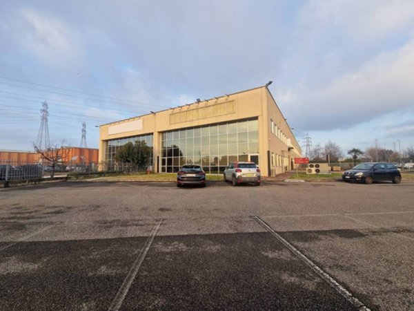 locale commerciale in vendita ad Arese