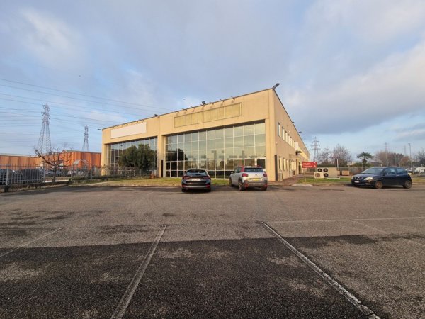 capannone in vendita ad Arese