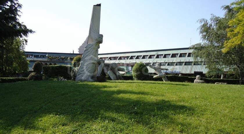 negozio in vendita ad Arese