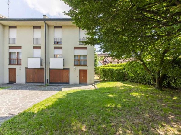 casa indipendente in vendita ad Arese in zona Valera