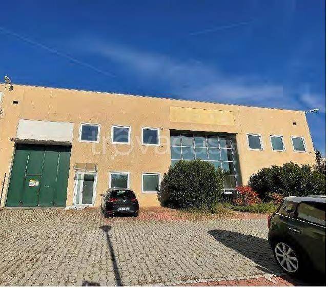 locale commerciale in vendita ad Arese