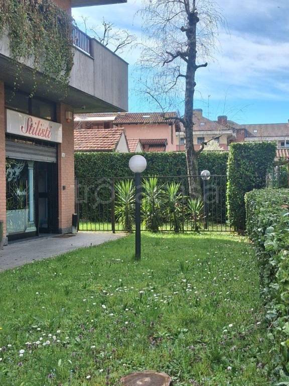 negozio in vendita ad Arese