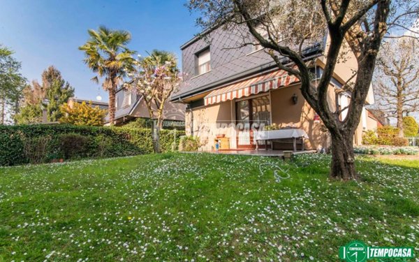 casa indipendente in vendita ad Arese in zona Valera