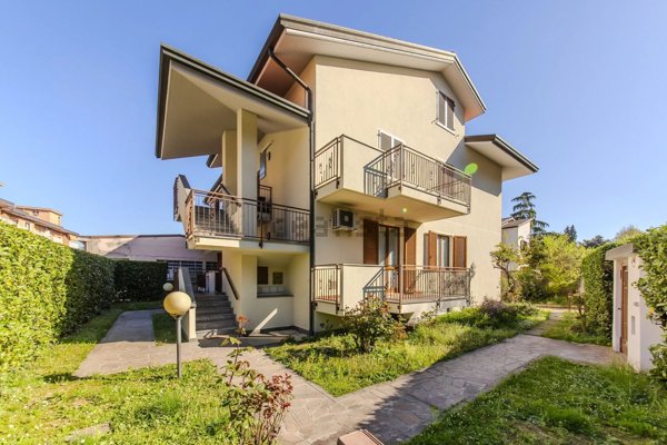 appartamento in vendita ad Arese in zona Valera