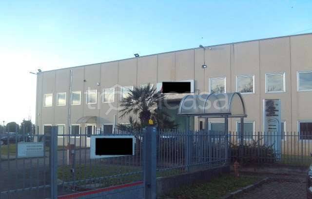locale commerciale in vendita ad Arese