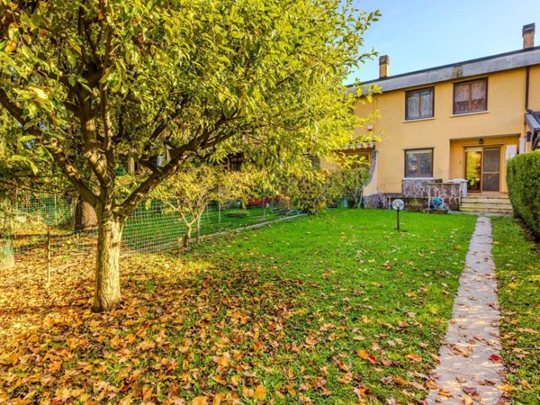casa indipendente in vendita ad Arese in zona Valera