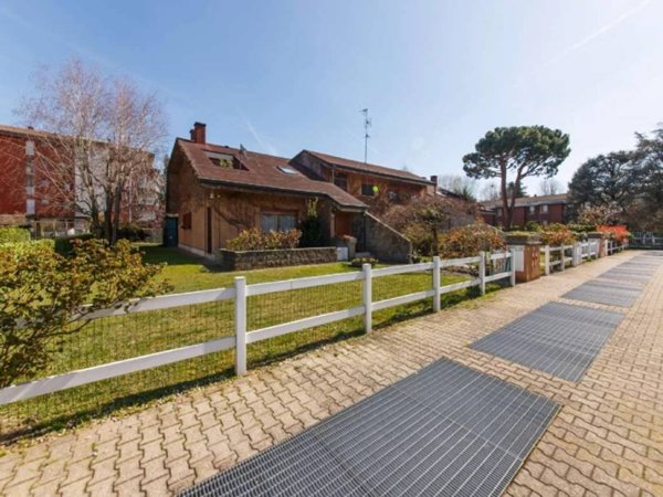 casa indipendente in vendita ad Arese