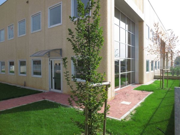 locale commerciale in vendita ad Arese