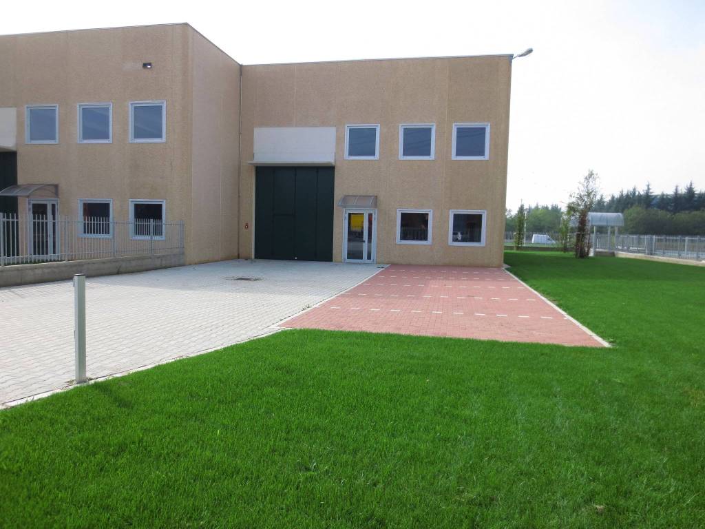 locale commerciale in vendita ad Arese