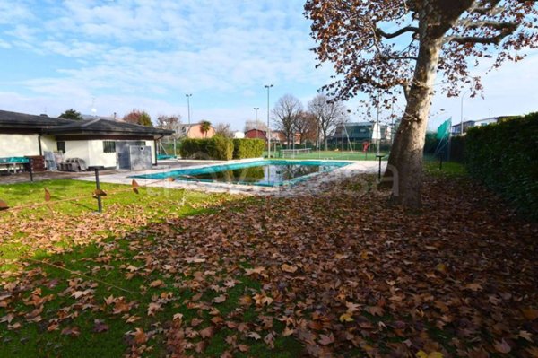 casa indipendente in vendita ad Arese in zona Valera